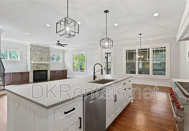 2272 Abby Ln NE — Photo 10