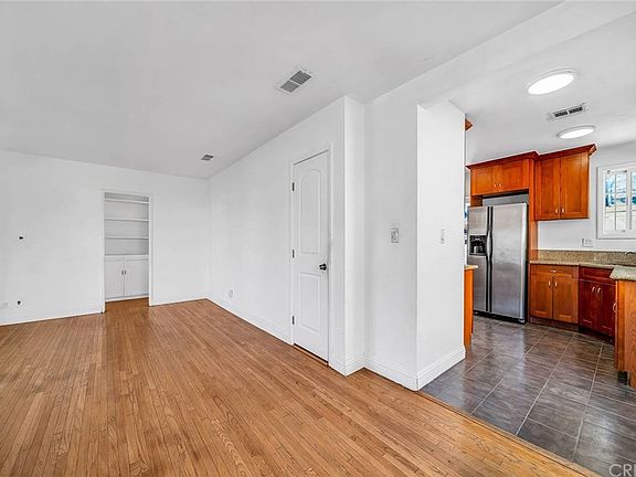 4th image of 6613 Hayvenhurst Ave