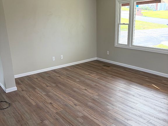 5th image of 239 Mimosa Ave