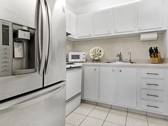 4th image of 2124 NE 56th Court #102