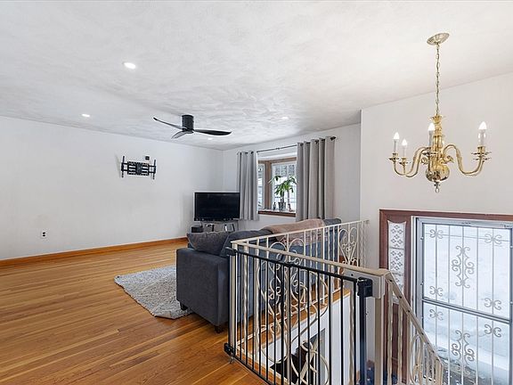 2nd image of 8 Barry Dr