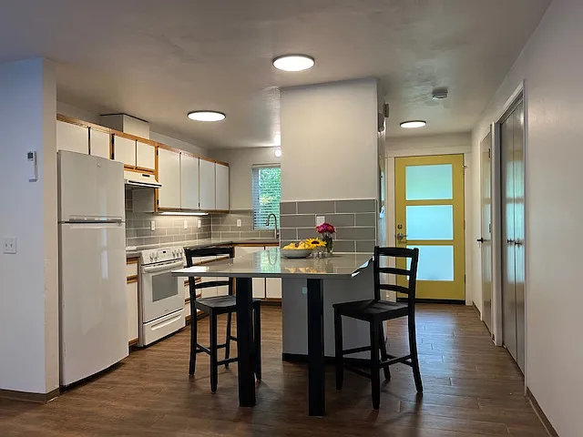 3 bed, 1.5 bath, 1400 sqft, $2,600 — Photo 1