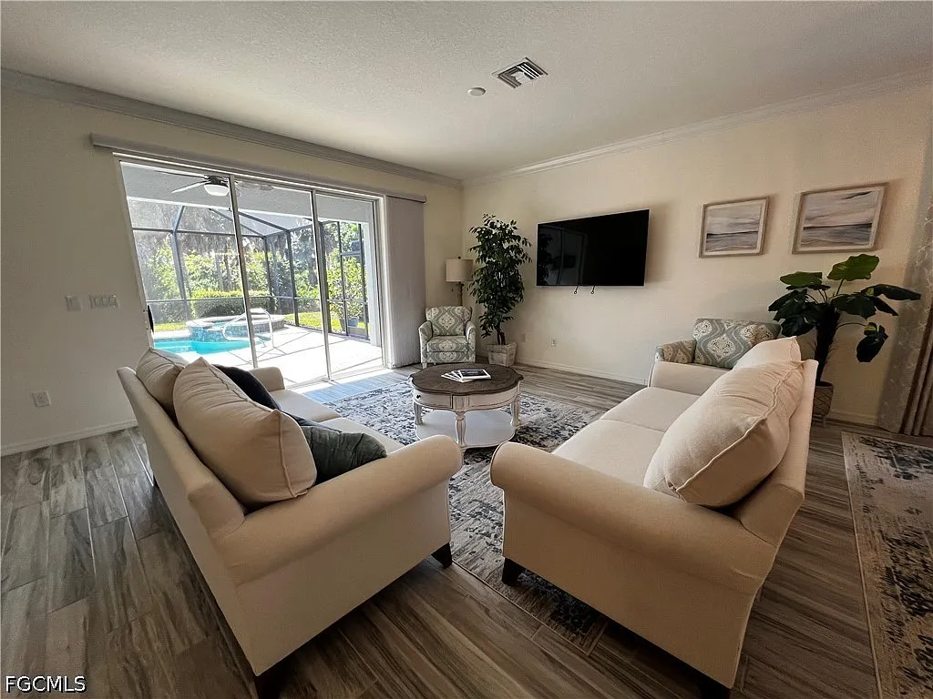 4 bed, 3.0 bath, 2032 sqft, $7,500 — Photo 3