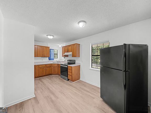 5th image of 204 Lewis St