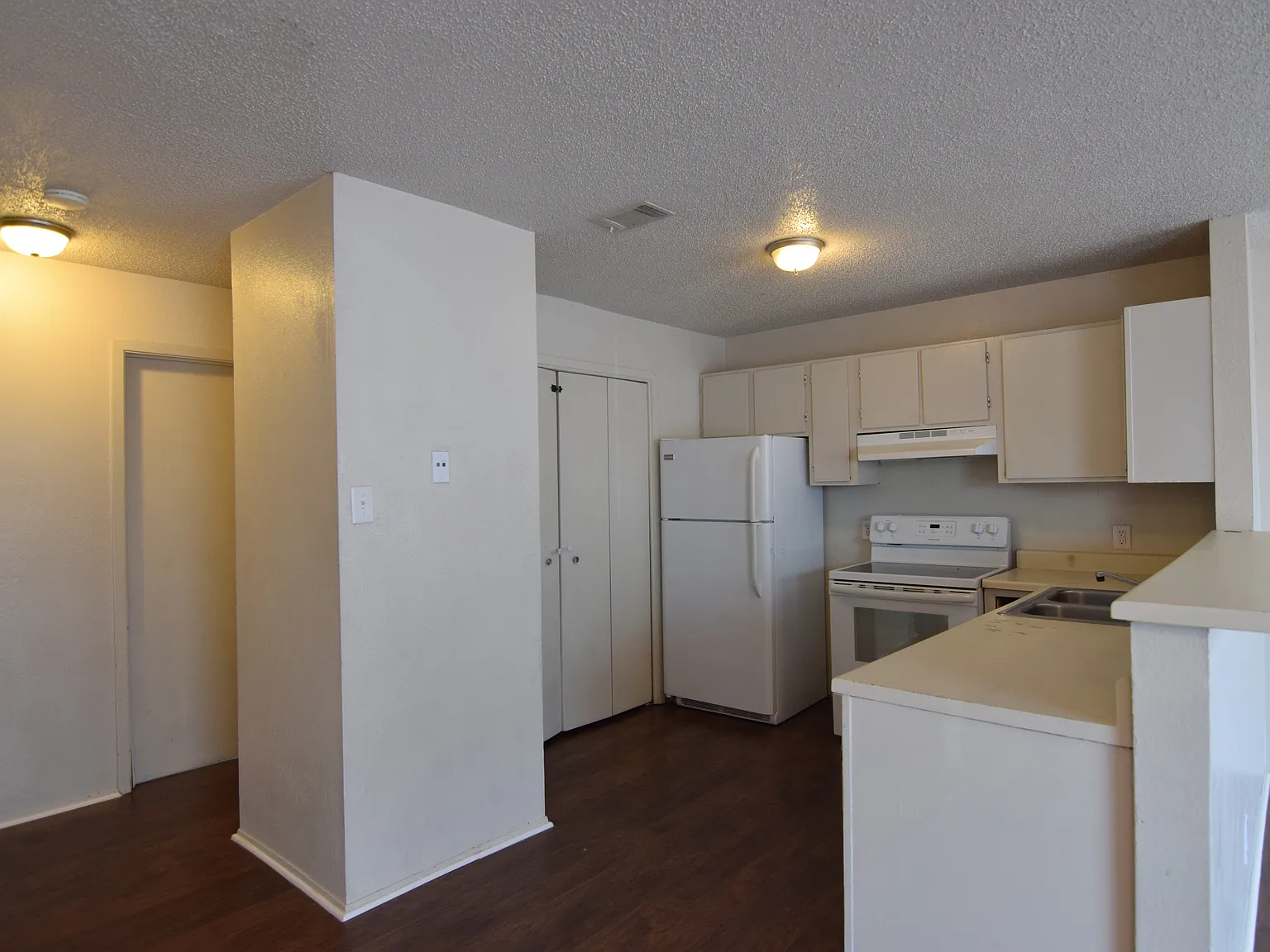 705 W Ave D, Belton — Photo 2