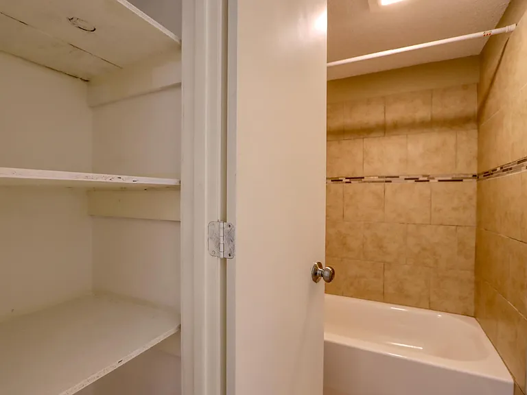 707 Harbour Town Dr #1 — Photo 28