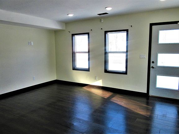 2nd image of 601 Broadway Ave