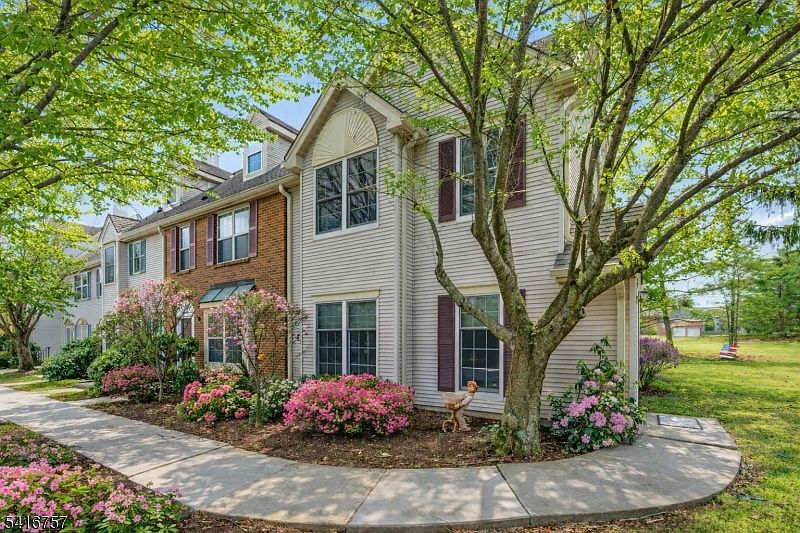 1st image of 25 Colleen Ct