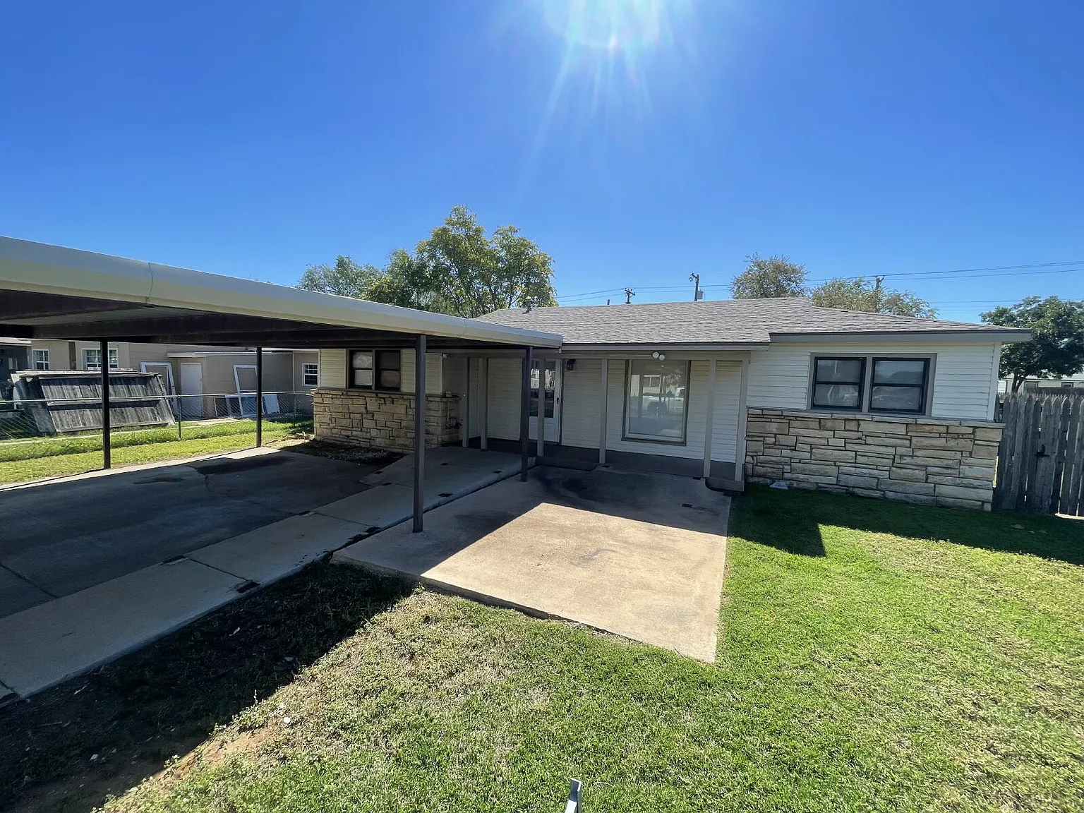 3 bed, 2.0 bath, 1713 sqft, $1,300 — Photo 1