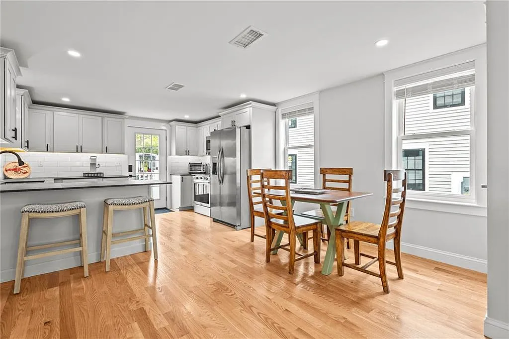 4 bed, 2.0 bath, 1610 sqft, $3,800 — Photo 4
