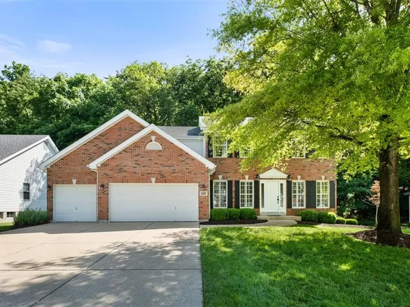 950 Castle Pines Dr, Ballwin, MO 63021