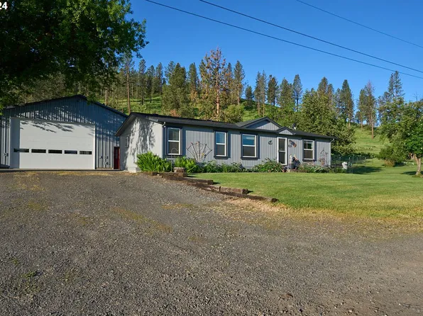 302 Lockwood St, Wallowa, OR 97885