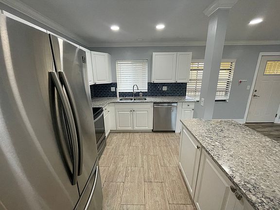3rd image of 216 Glenview Blvd APT 204