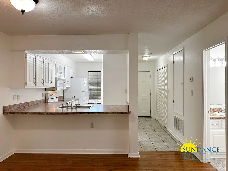 308 Woodrow St E #D — Photo 3
