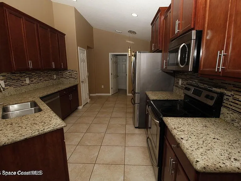 535 Trymore Dr SE — Photo 4