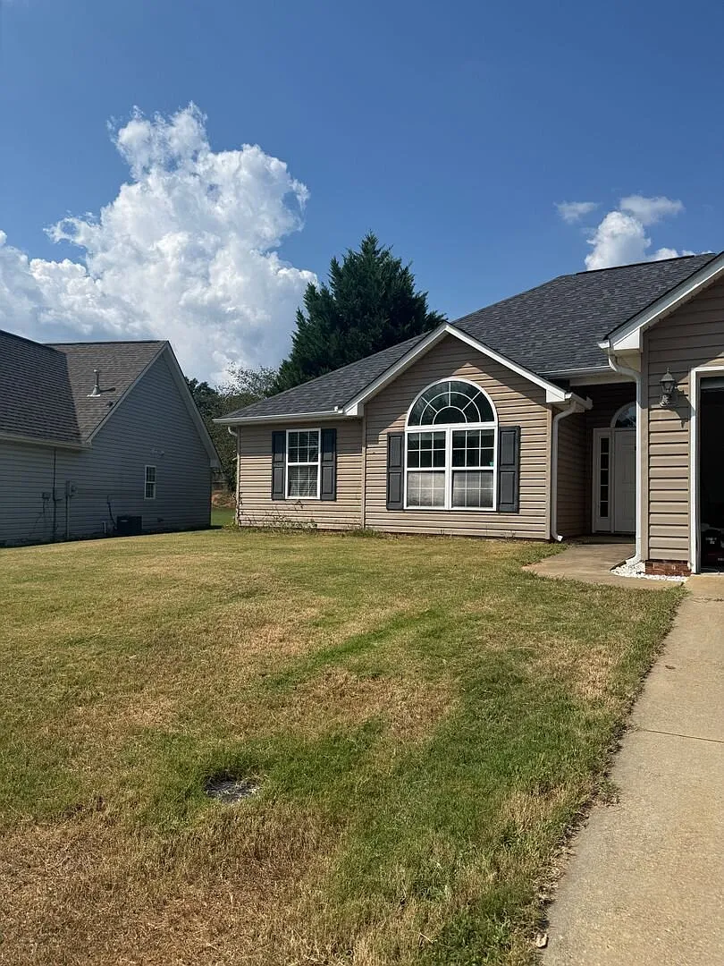 Updated 3 bedroom — Photo 3
