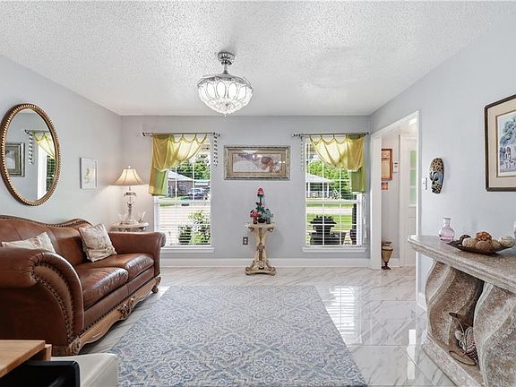5th image of 87 Surrey Dr