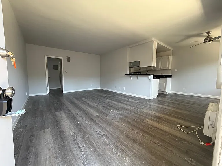 5738 Whitsett Ave. — Photo 6