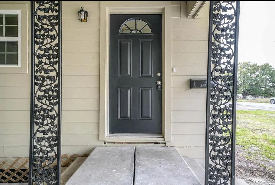 3 bed, 1054 sqft, $1,295 — Photo 1