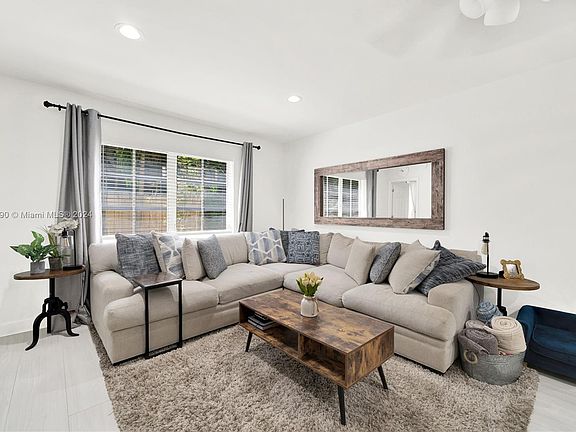 4th image of 2424 SE 17th St APT 105B