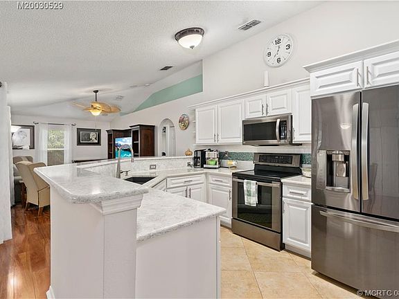 5th image of 4173 SW Darien St