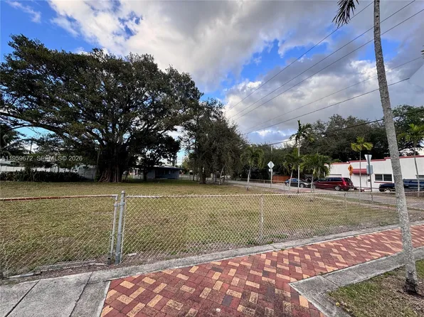 204 SW 3rd St, Dania, FL 33004