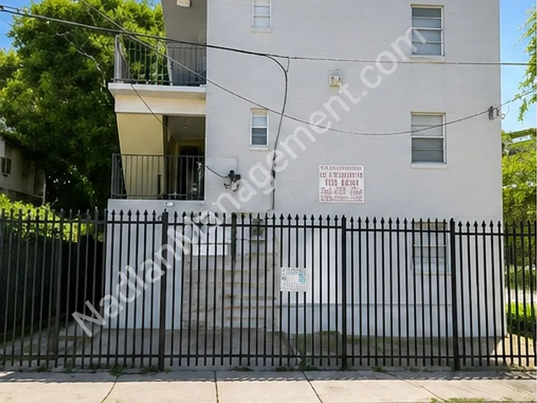 352 NW 11th St — Photo 17