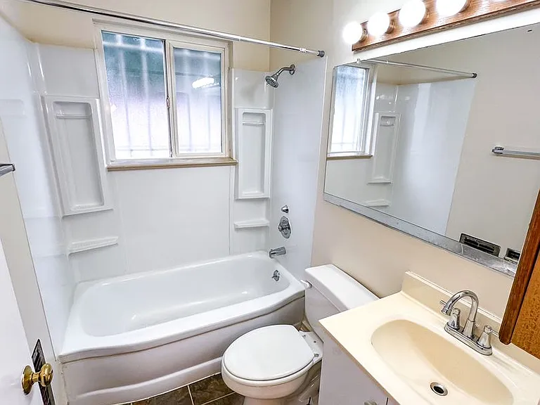 Belmont Roy Apartments — Photo 15