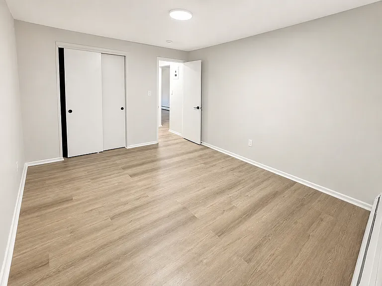 Town House Apts — Photo 7