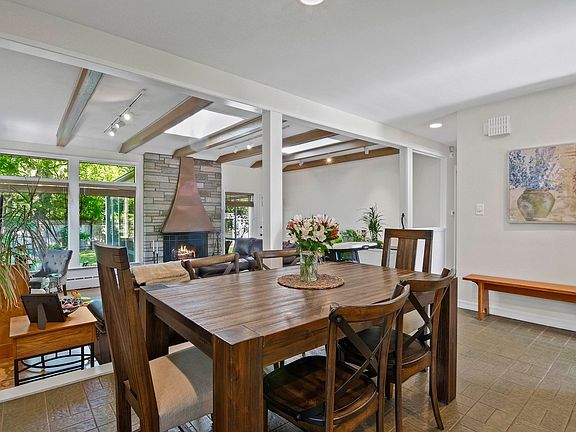 5th image of 359 Flora Pl