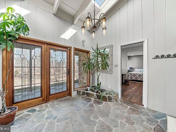 4th image of 310 Woodview Rd