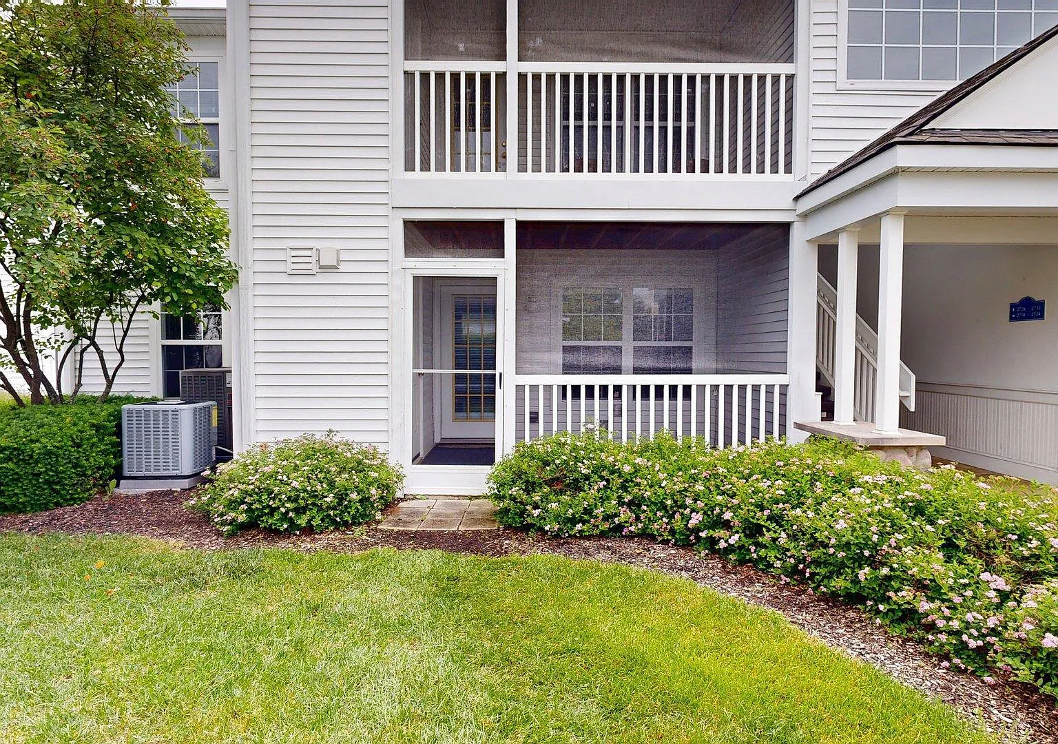 2 bed, 2.0 bath, 1094 sqft, $2,000 — Photo 2