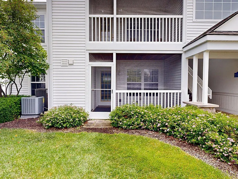 2718 S Knightsbridge Cir — Photo 2