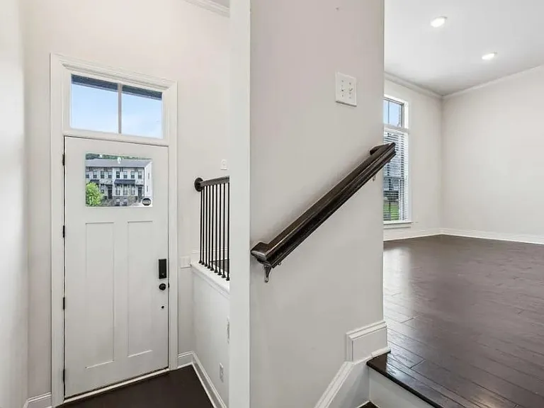 687 Avondale Creek Dr — Photo 2
