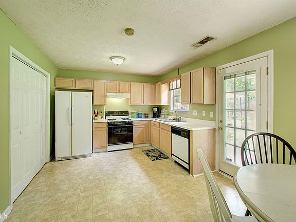 4th image of 359 Autumn Lake Dr