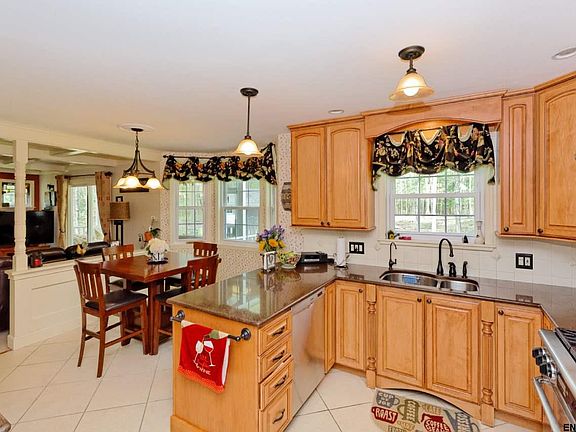 4th image of 6 Maurice Ln