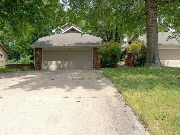 2104 Crossgate Dr, Lawrence, KS 66047
