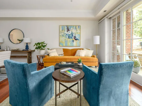 210 10th St NE APT 101, Charlottesville, VA 22902