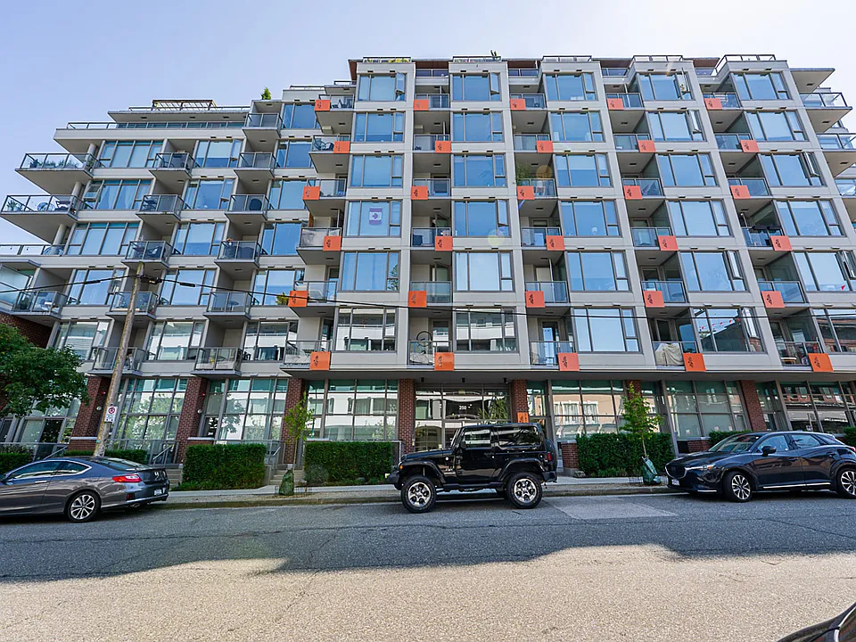 250 E 6th Ave #706