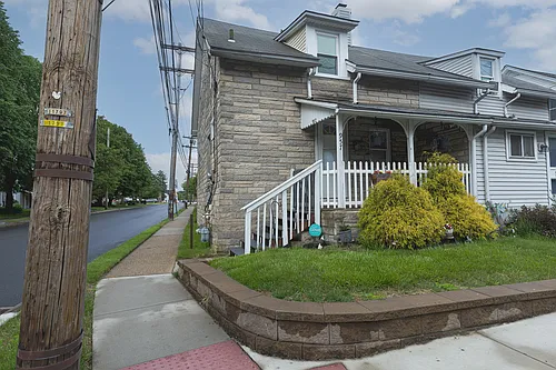 957 W 6th St Photo 1