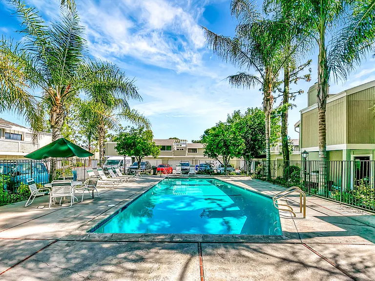 22135 Burbank Blvd #4 — Photo 45