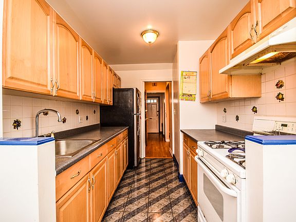 5th image of 416 E 238th St