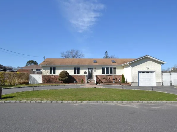 45 Montgomery Avenue, West Babylon, NY 11704