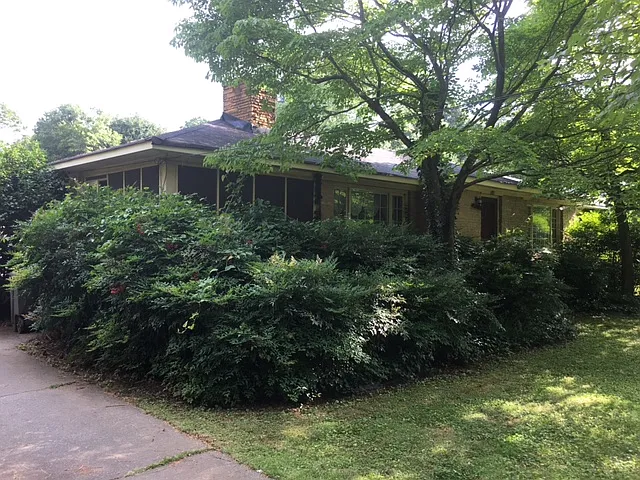 548 W Main St photo 1