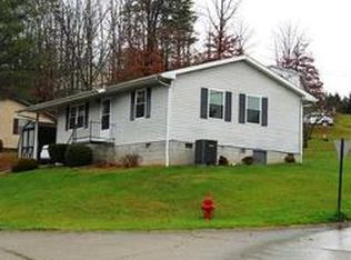 27 Beaver Dr, Hurricane, WV 25526