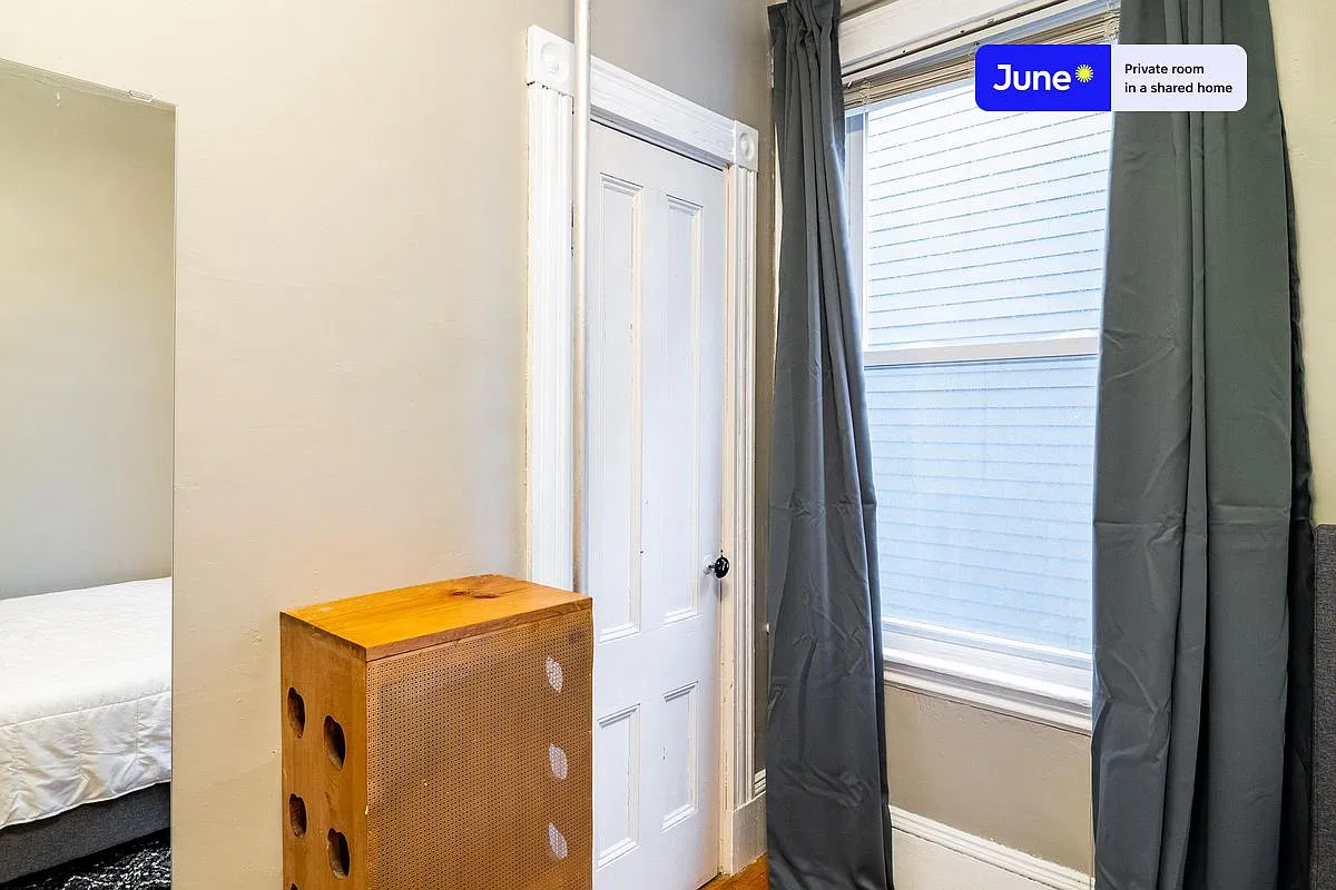Full bedroom in 5 bed/1 bath home in Somerville #1702 B — Photo 3