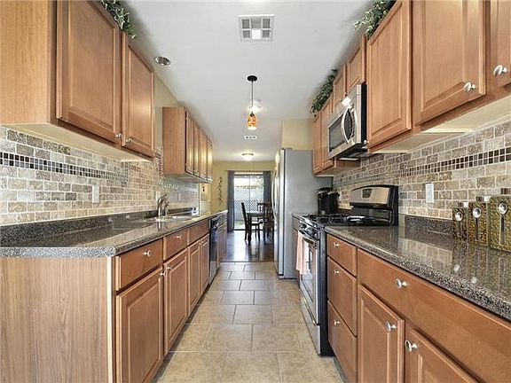 5th image of 501 Live Oak Dr