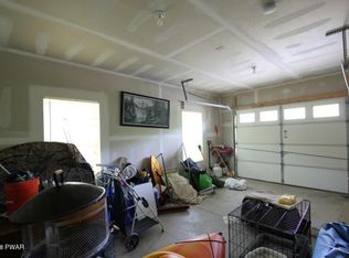 142 Bridle Rd, Lackawaxen, PA 18435