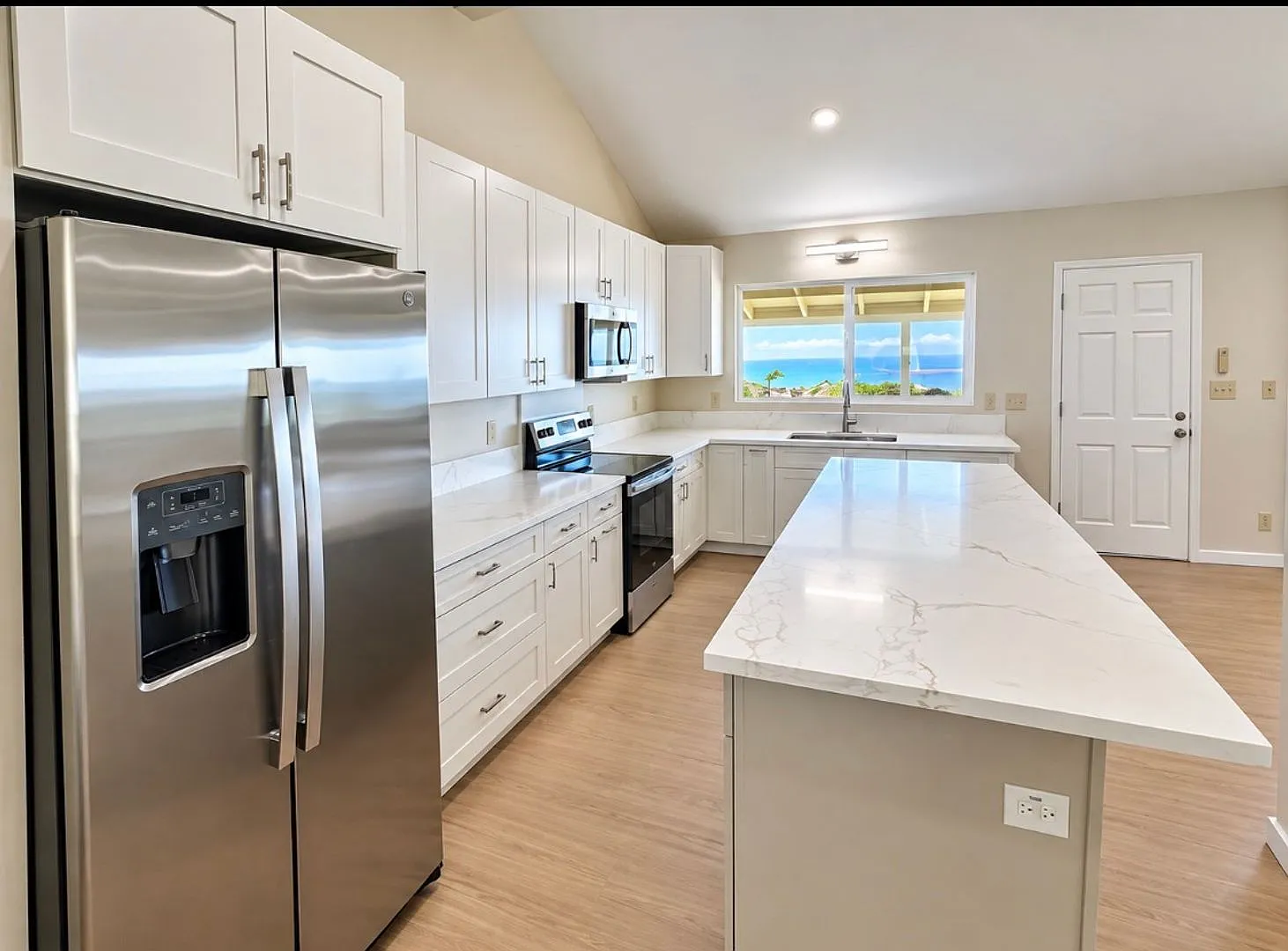 Beautiful Fully Renovated 5-Bedroom Home with Ocean Views — Photo 2