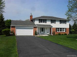 4950 Pineledge Dr E, Clarence, NY 14031